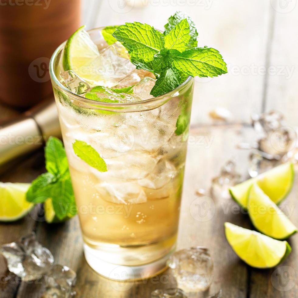 refrescante cóctel de verano con cerveza de jengibre y lima foto