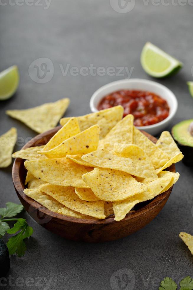 chips de tortilla en un bol con salsa foto