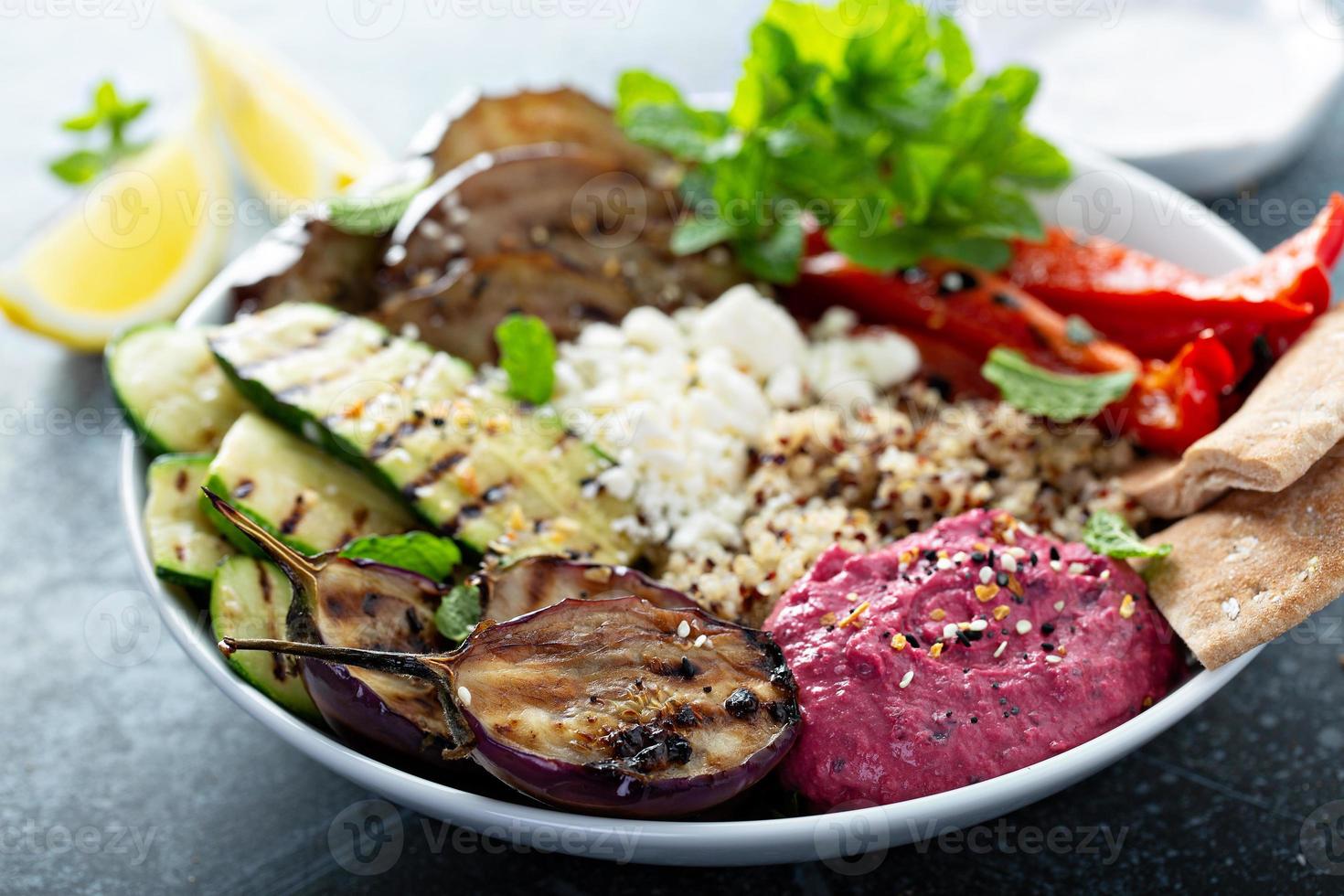 Tazón de almuerzo de verduras a la parrilla y quinoa foto