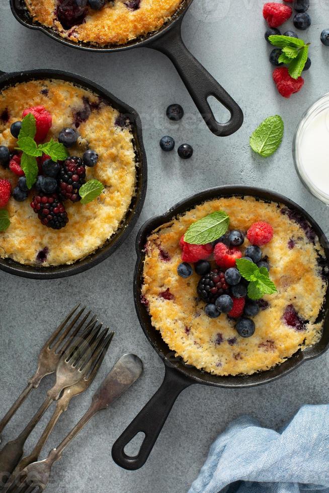 crumble de bayas horneado en sartenes pequeñas de hierro fundido foto