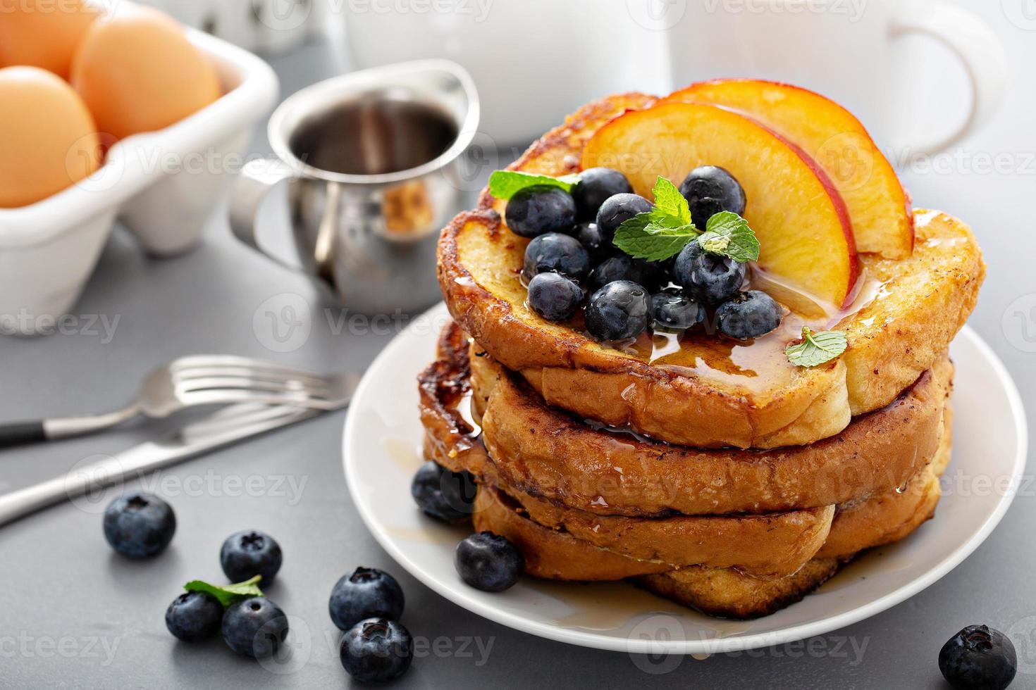 tostadas francesas con fruta fresca para el desayuno foto