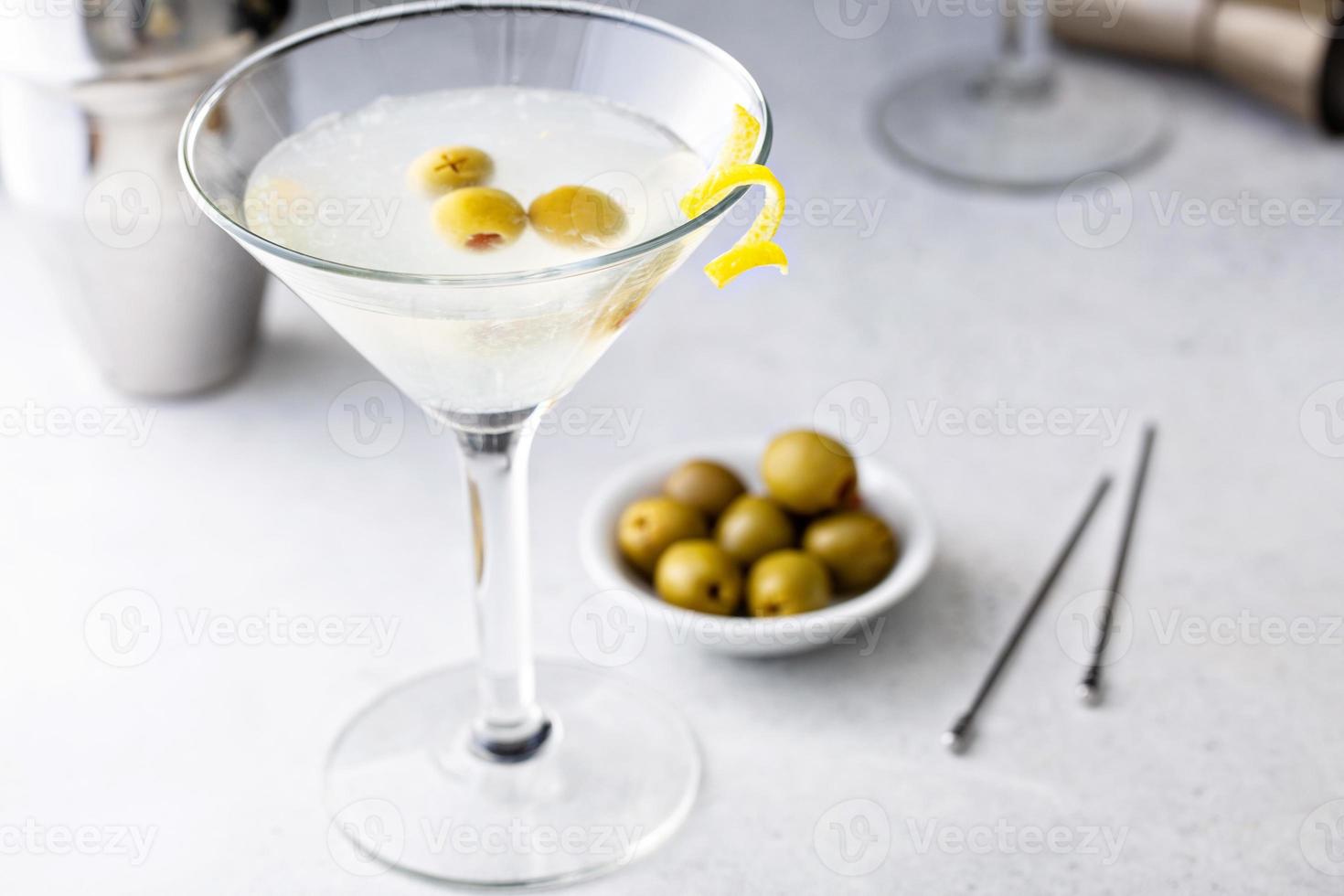 clásico martini de gota de limón con aceitunas y limón foto