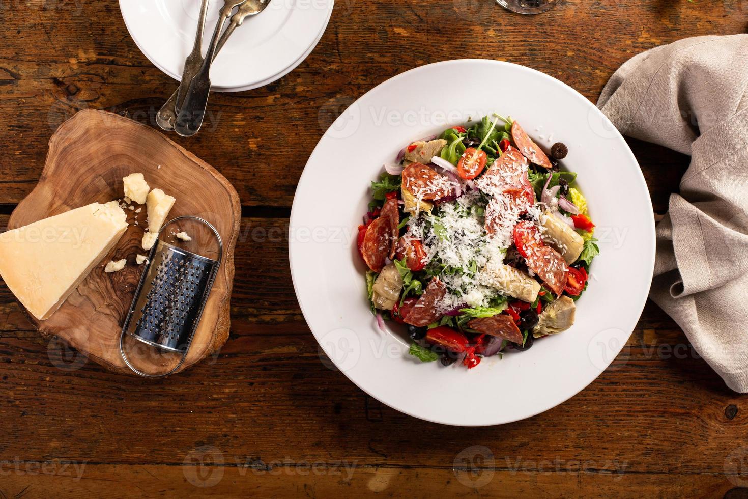 ensalada italiana antipasto con salami, corazones de alcachofa y aceitunas foto