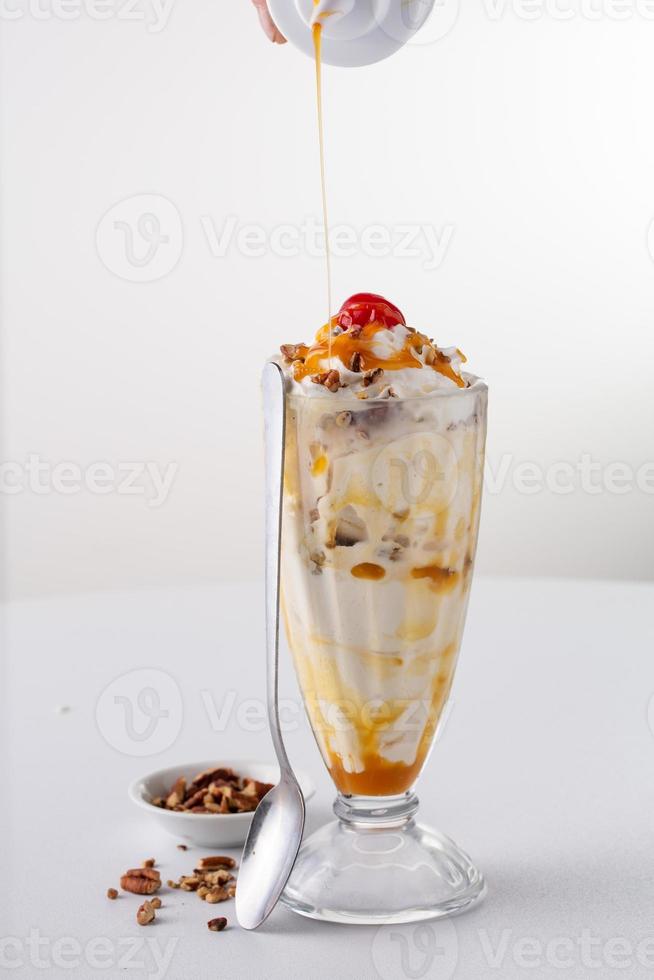 Sundae de helado de nueces y caramelo foto