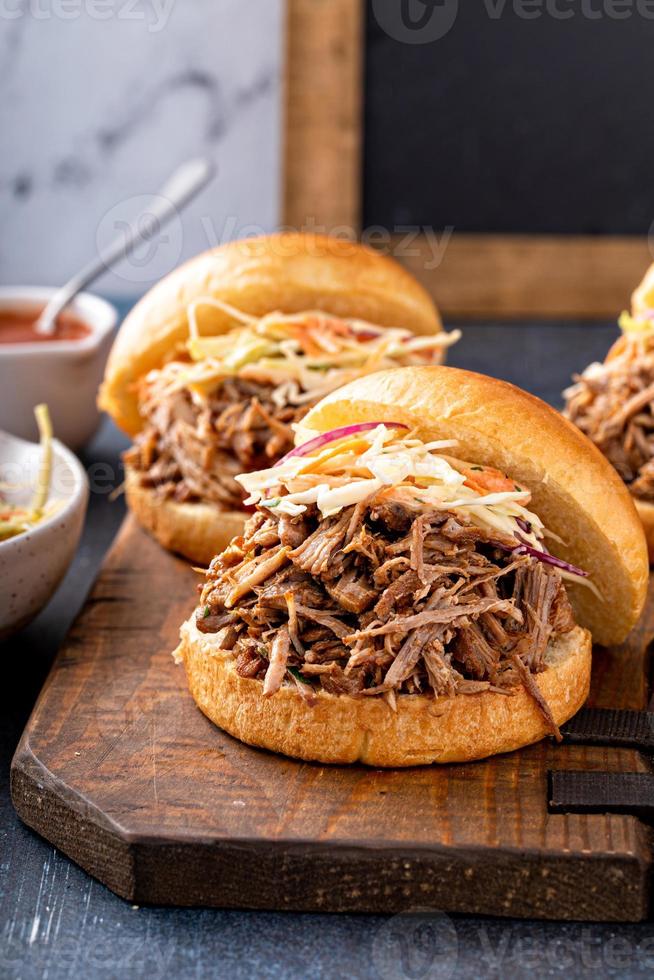 Sándwiches de puerco desmenuzado con ensalada de repollo en bollos de brioche foto