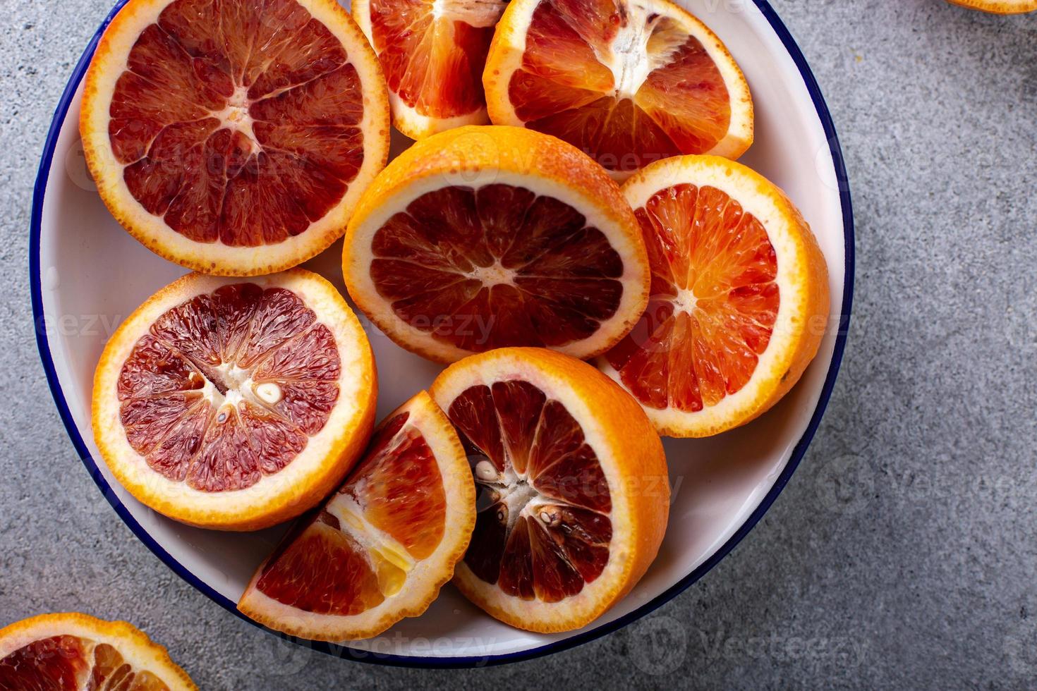 naranjas sanguinas cortadas por la mitad foto