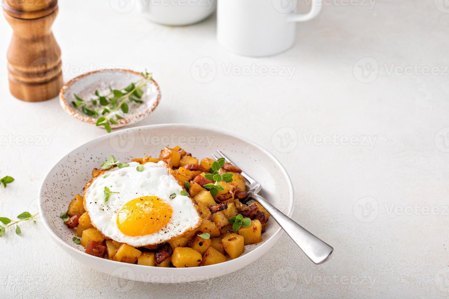 picadillo de patata, cebolla y jamón con huevo frito foto