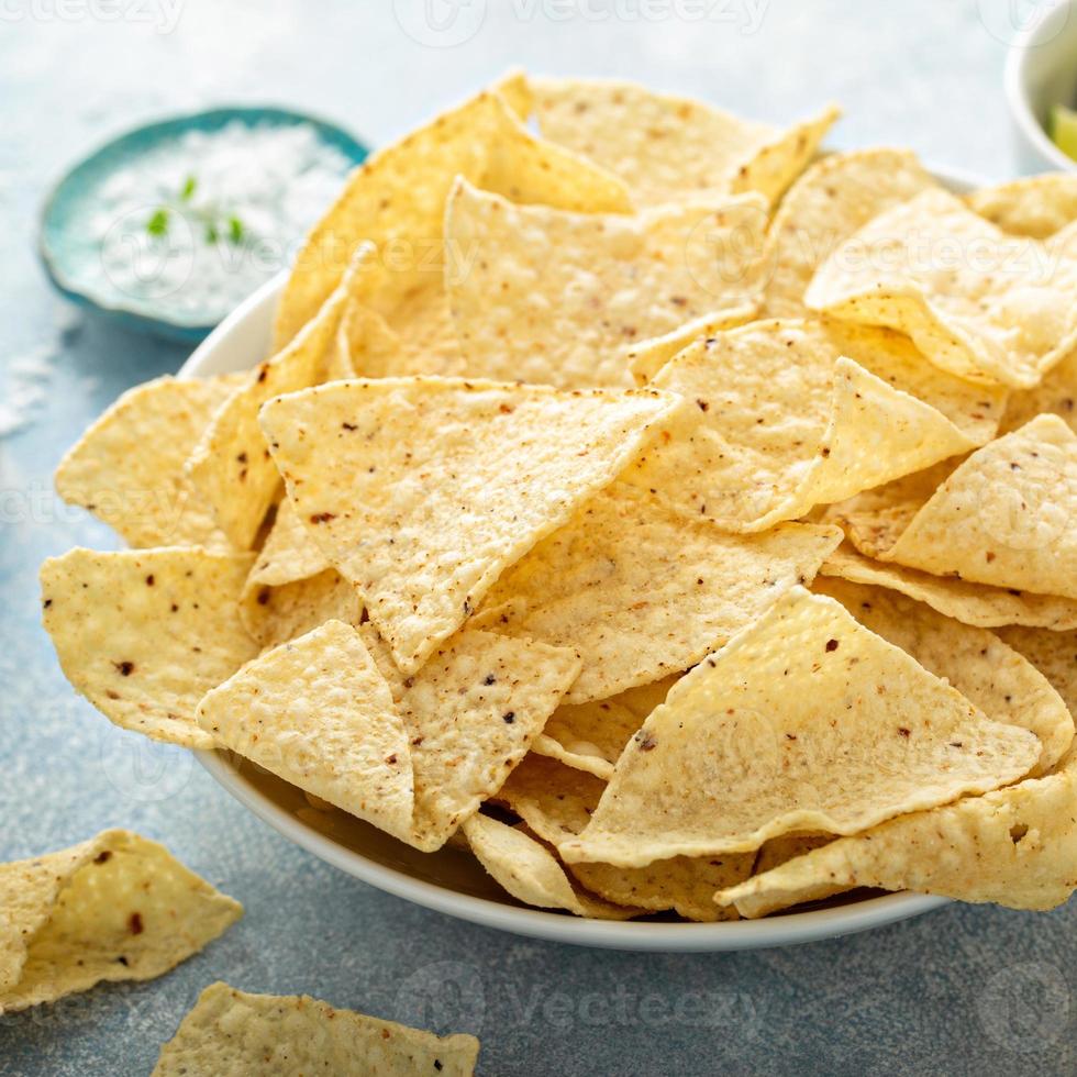 chips de tortilla de maíz en un tazón foto