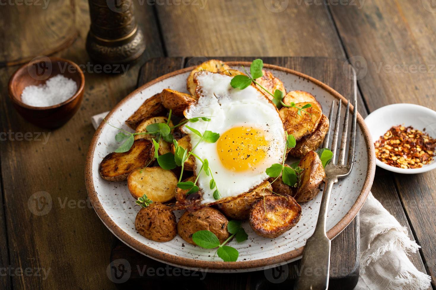 papas nuevas fritas al aire cubiertas con huevo foto