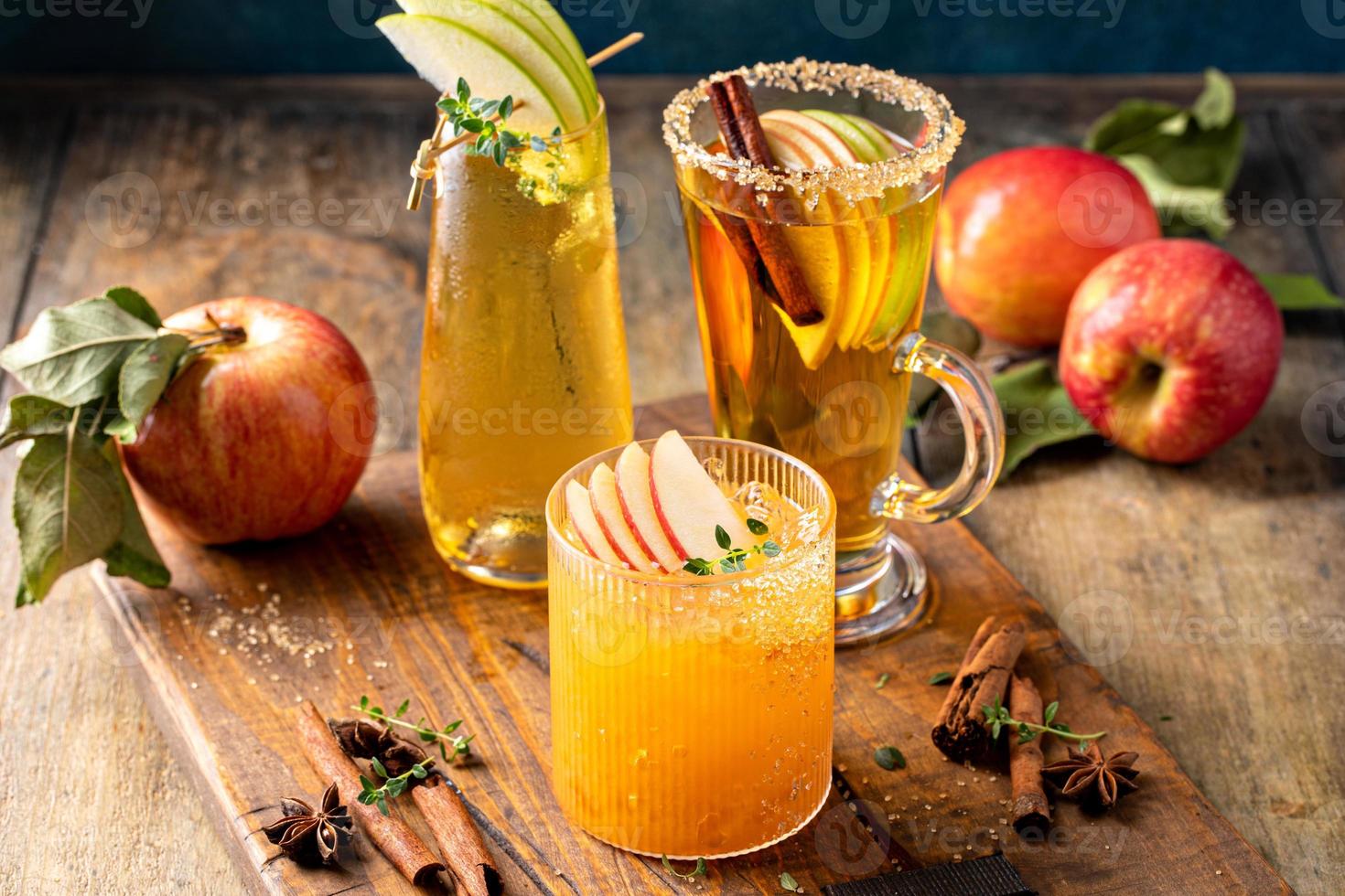 variedad de cócteles de otoño o cócteles sin alcohol elaborados con sidra de manzana foto