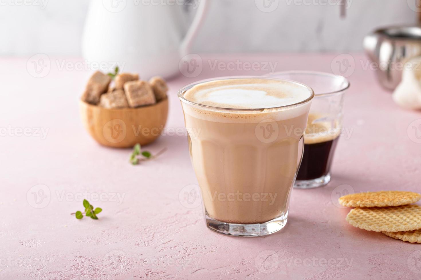 tasse à café latte art sur table en verre. fond de réflexion de feuille  floue. 7207299 Photo de stock chez Vecteezy