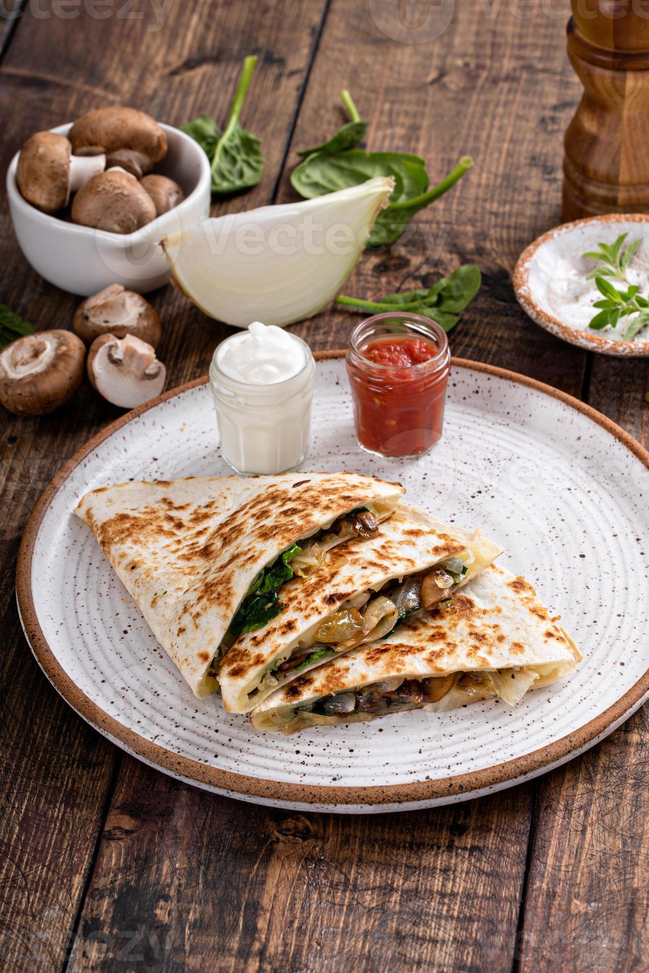 Quesadillas with mushroom, spinach and caramelized onions 16118265