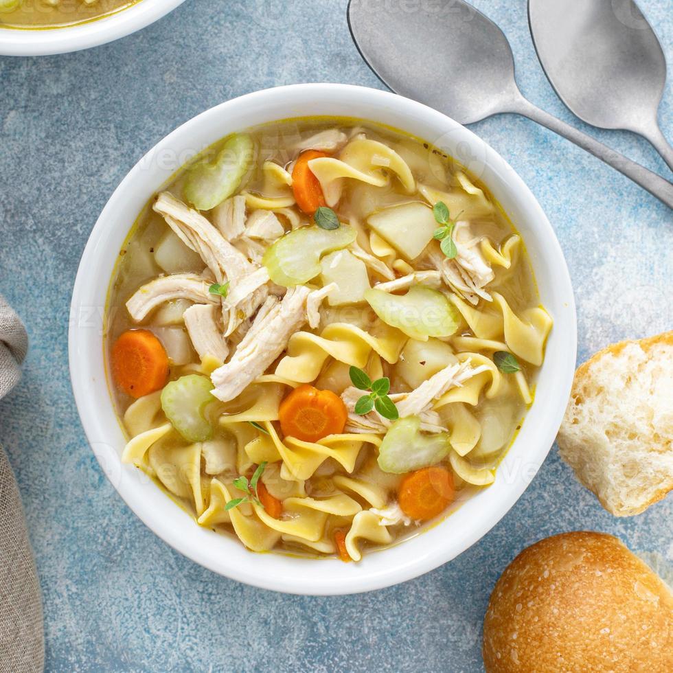 sopa tradicional de fideos con pollo y fideos de huevo foto