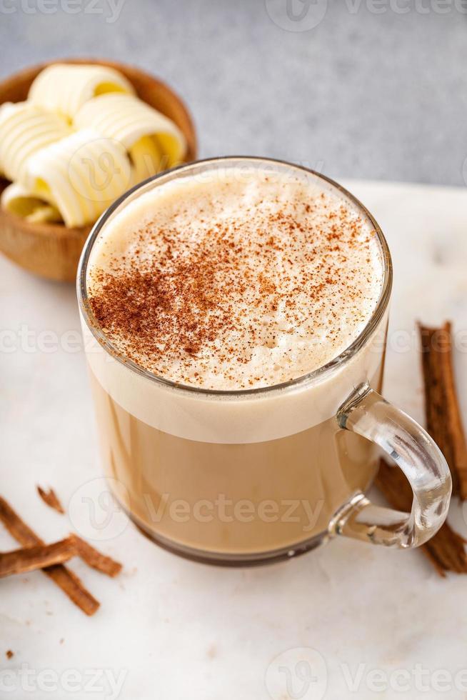 café a prueba de balas con mantequilla alimentada con pasto y aceite mct foto