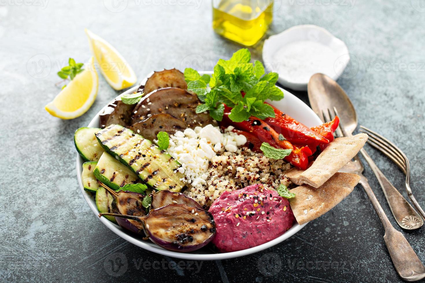 Tazón de almuerzo de verduras a la parrilla y quinoa foto