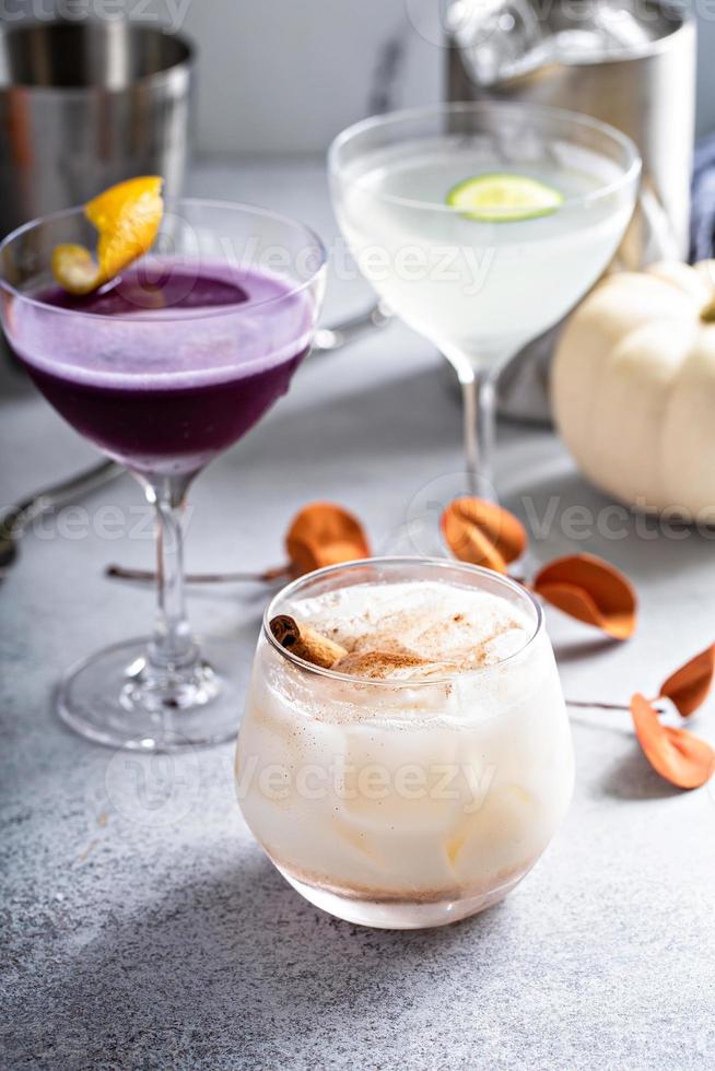 cócteles de otoño, horchata de canela en un vaso con palito de canela foto