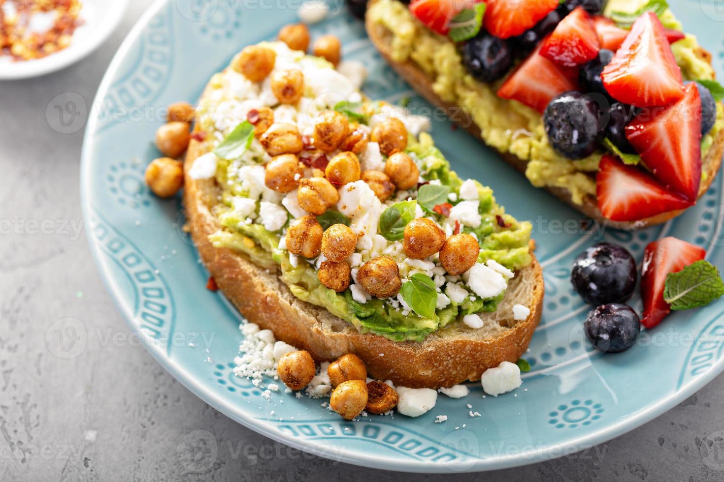 dúo saludable de tostadas de aguacate foto