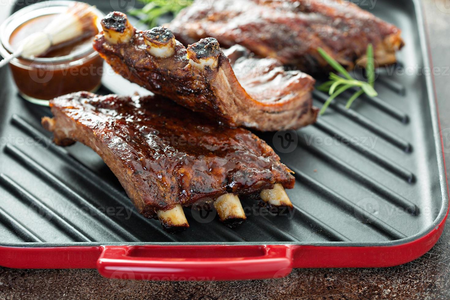 costillas a la barbacoa con salsa foto