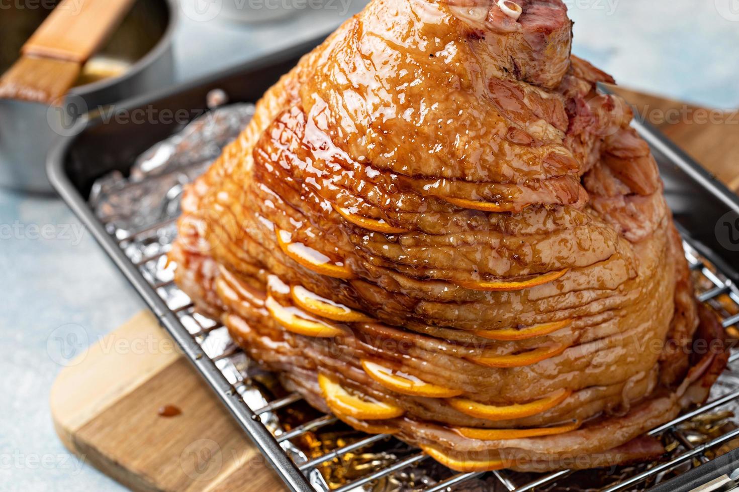 hacer jamón de pascua o navideño con glaseado de miel y naranja foto