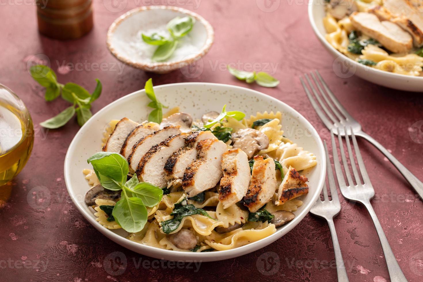 pollo a la parrilla con champiñones y pasta de espinacas foto