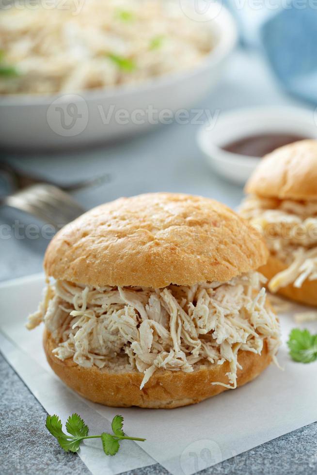 sándwiches con pollo desmenuzado foto