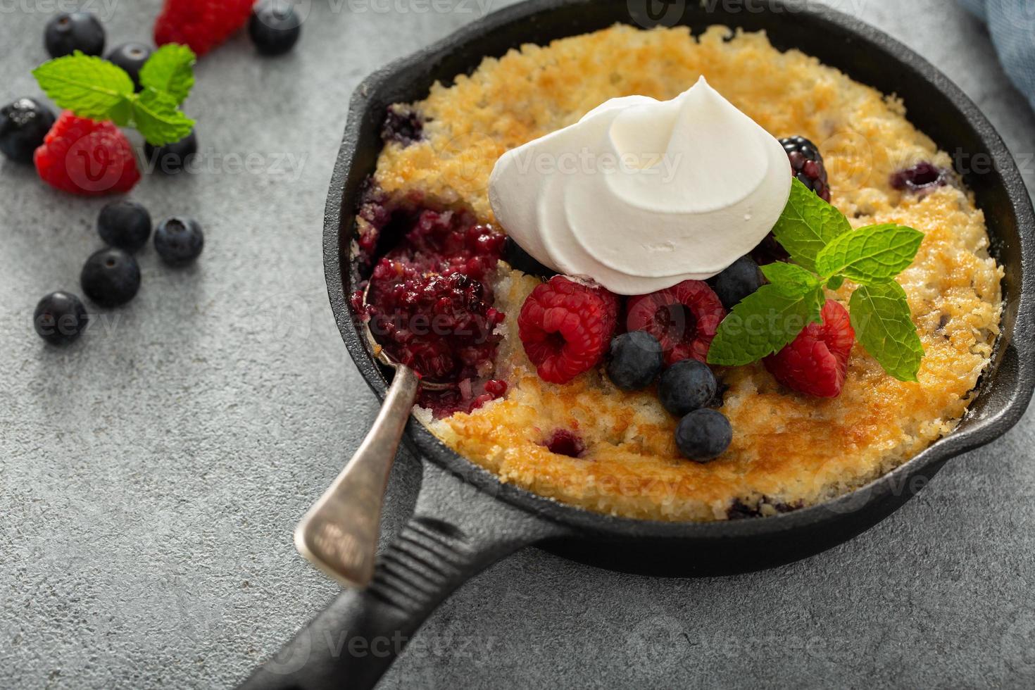 crumble de bayas horneado en sartenes pequeñas de hierro fundido foto