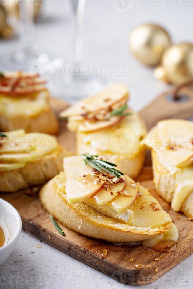 aperitivo de fiesta de fin de año, crostini de pera y queso brie foto