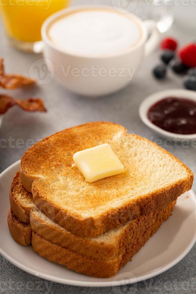 desayuno continental tradicional con tostadas foto