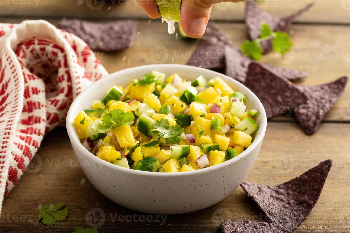 salsa de piña y pepino con jalapeño y cebolla roja foto