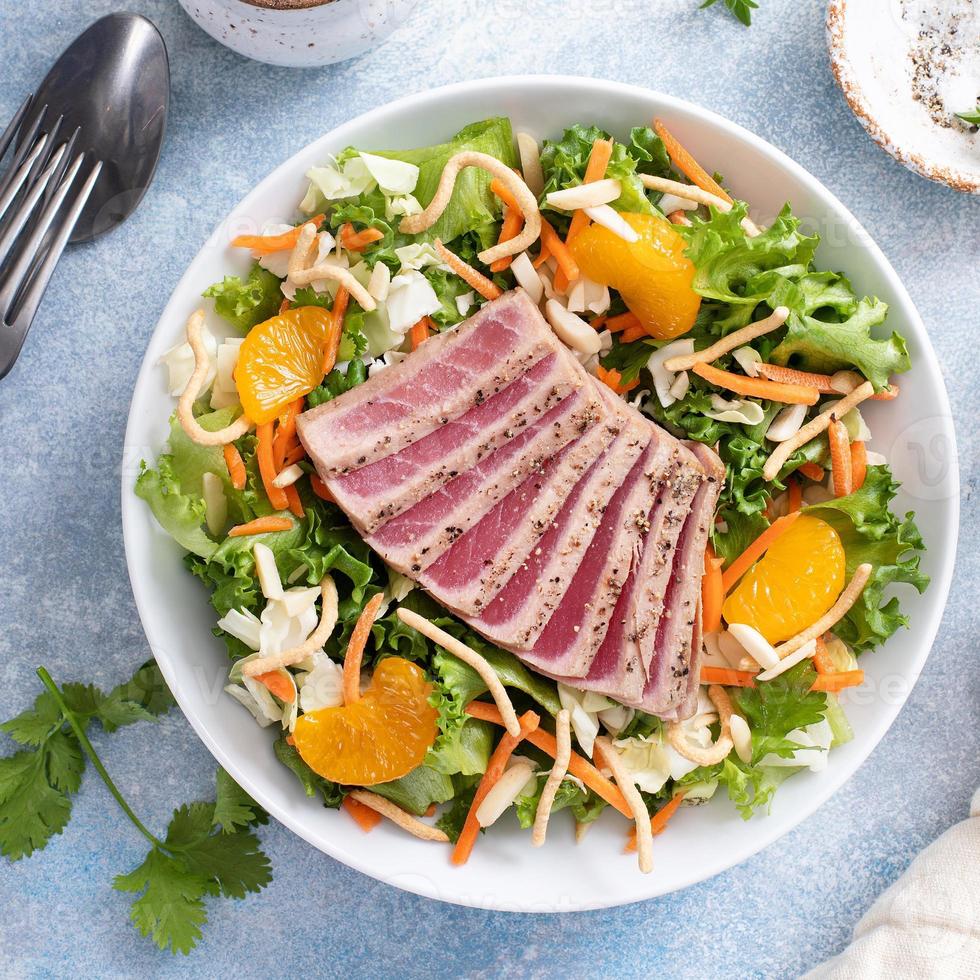 atún sellado con ensalada asiática crujiente con naranjas foto