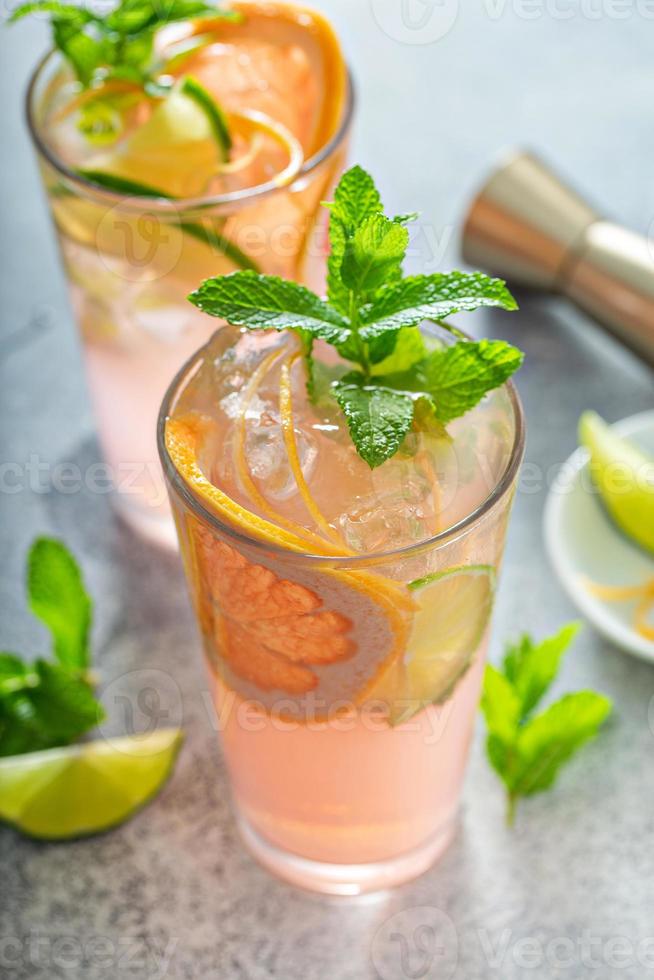 Cóctel de pomelo y mojito de lima foto