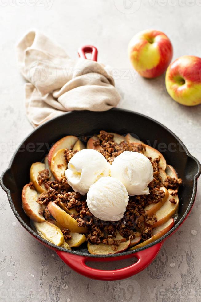 crumble de manzana en una sartén de hierro fundido foto