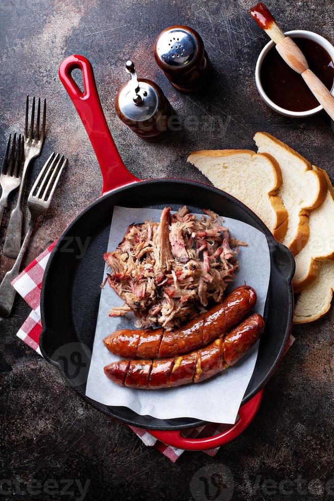 cerdo desmenuzado con salchicha cursi foto