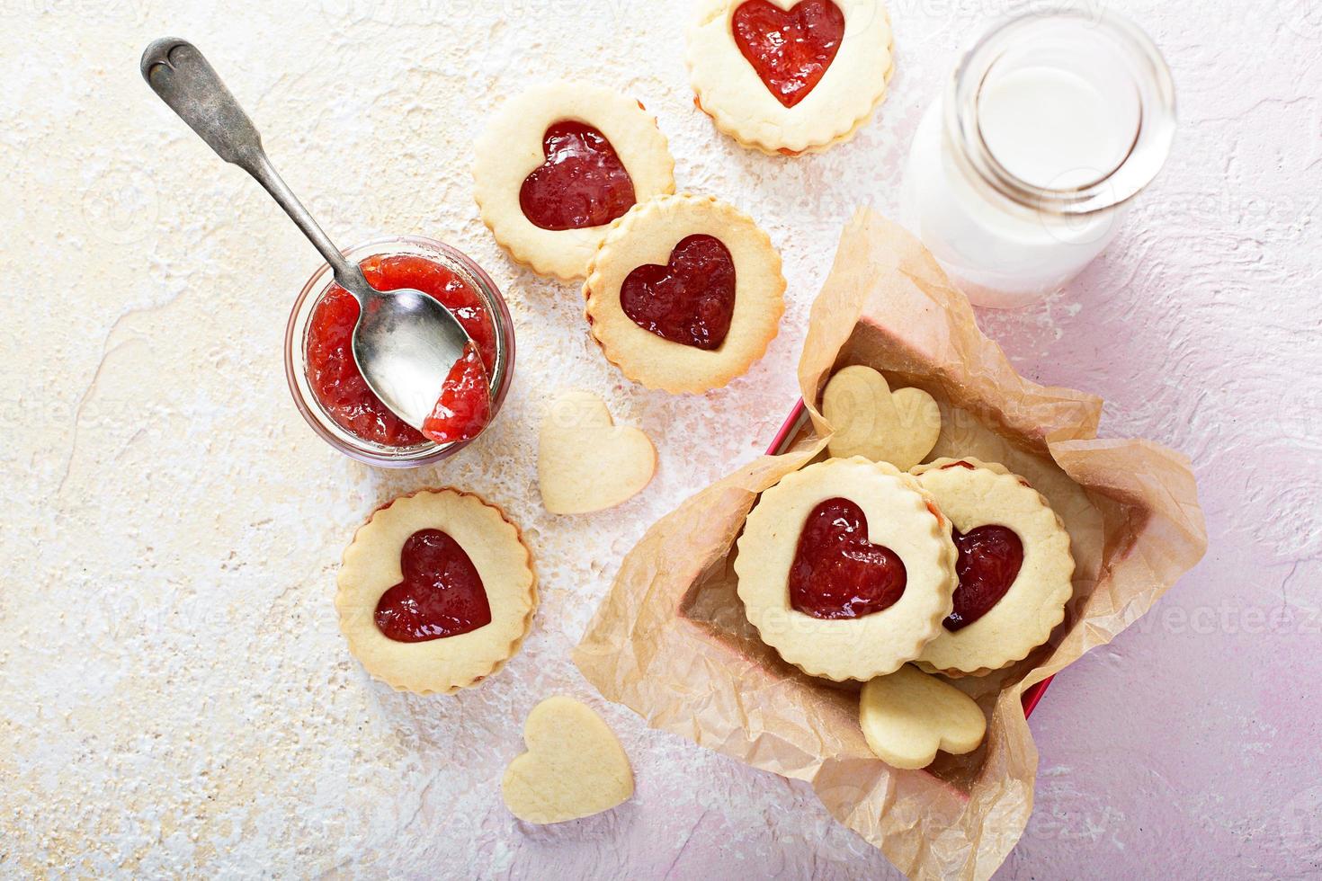 galletas de vainilla en forma de corazón con relleno de mermelada foto