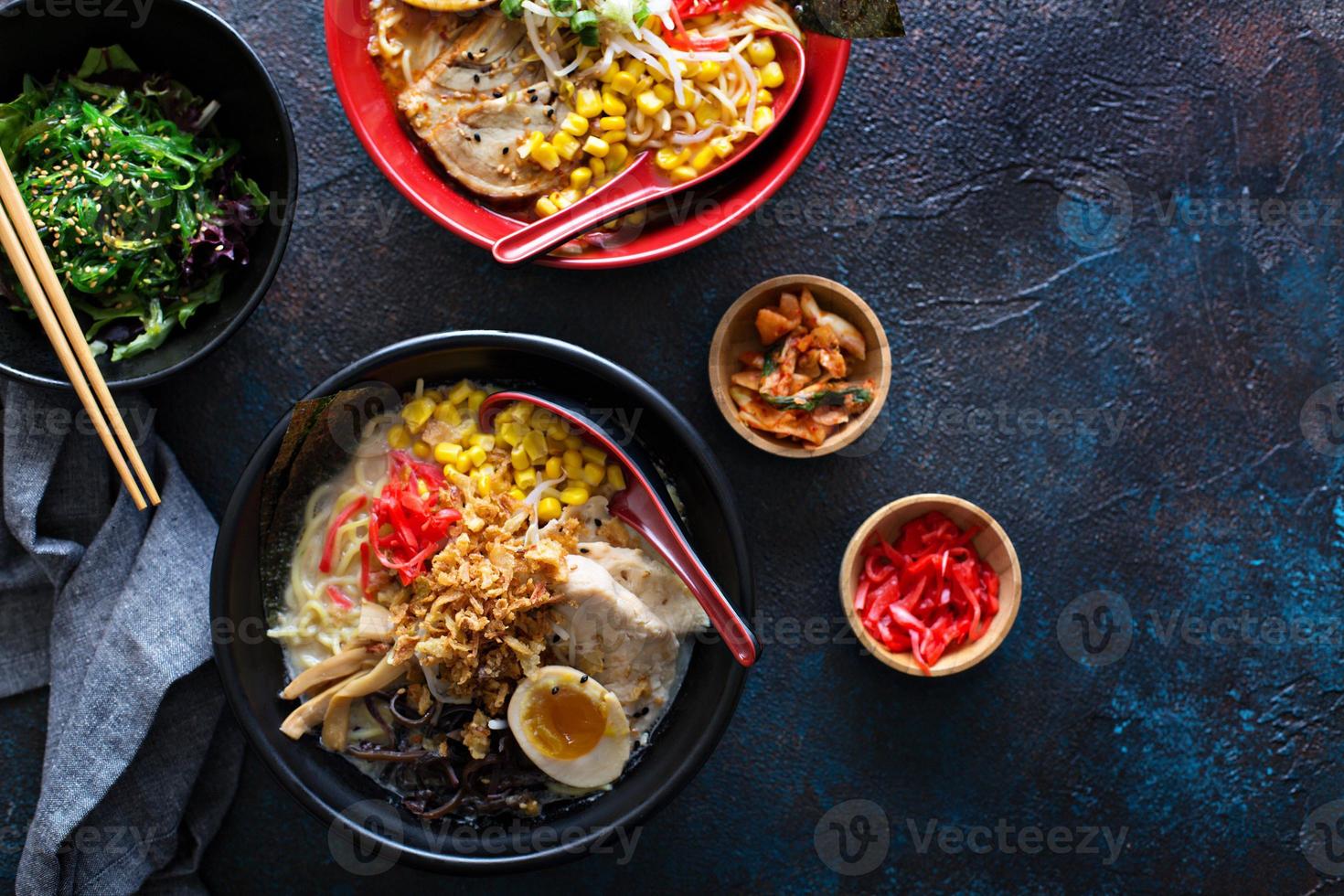 Tazón de sopa de ramen miso foto