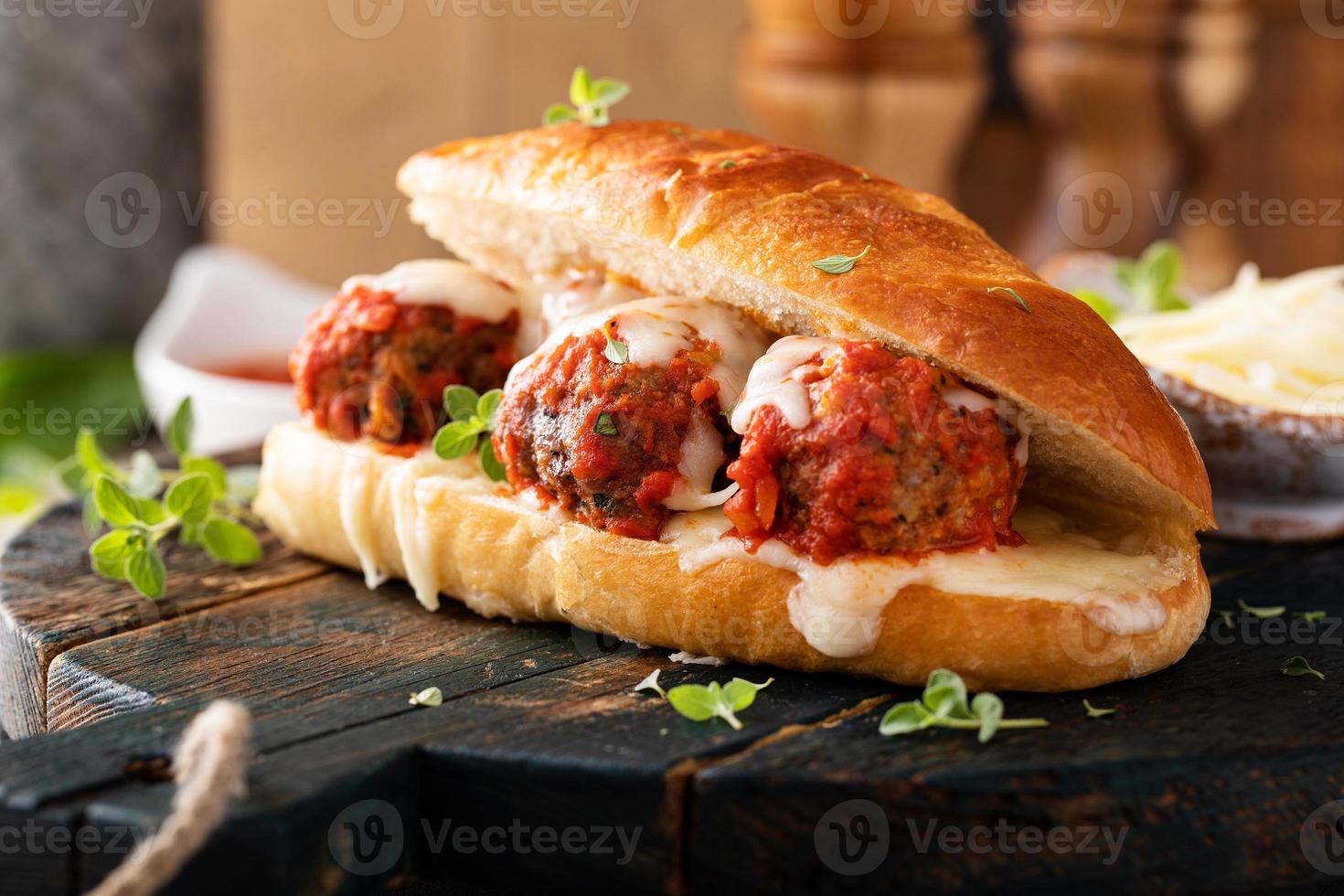 Sándwich de albóndigas con marinara y mozzarella foto