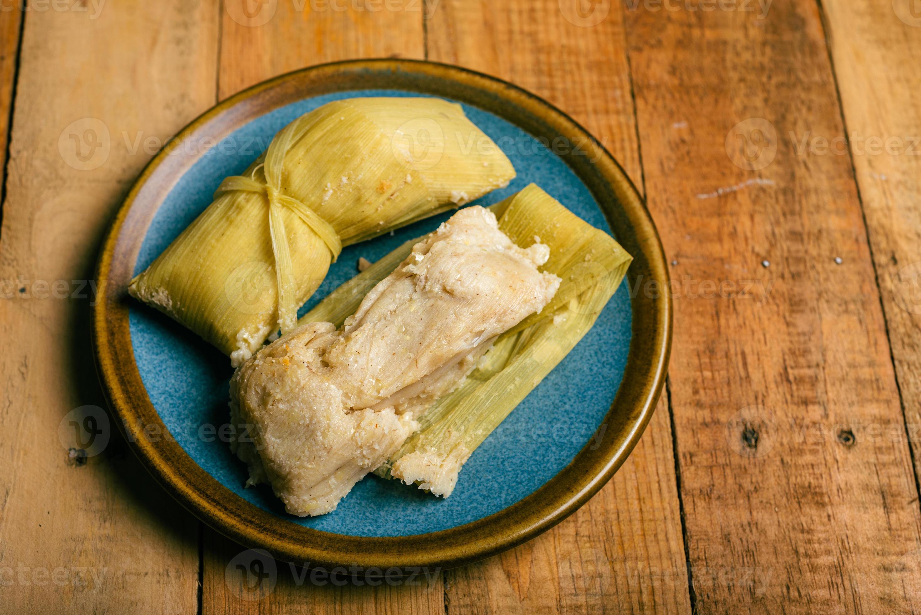 tamales de elote sobre una mesa de madera. comida típica mexicana