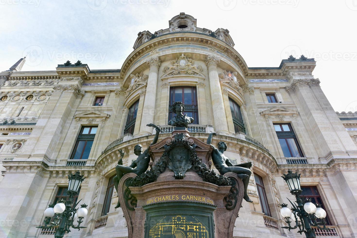 palais u opera garnier y la academia nacional de música al atardecer en parís, francia. es un teatro de ópera de 1979 asientos, que fue construido entre 1861 y 1875 para la ópera de París. foto