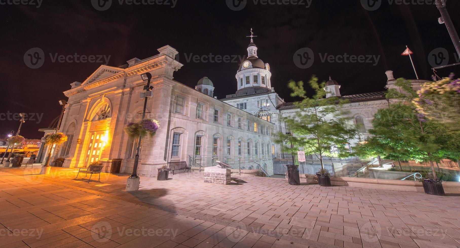 ayuntamiento de kingston, ontario en la noche foto