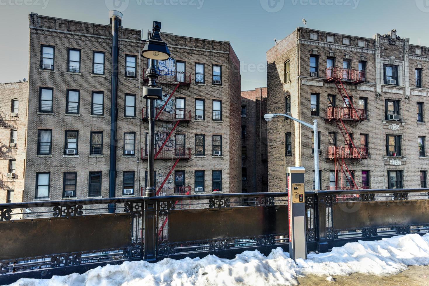 vista de los edificios de apartamentos de la estación de metro de la calle dyckman en la línea 1 en manhattan, nueva york. foto