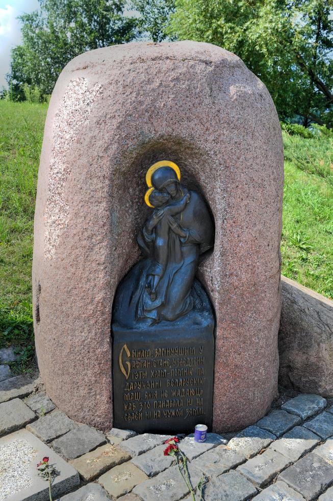 minsk, bielorrusia - 21 de julio de 2019 - monumento a los hijos de la patria, que murieron fuera de ella. monumento a los soldados caídos de la guerra de afganistán el ejército rojo. foto