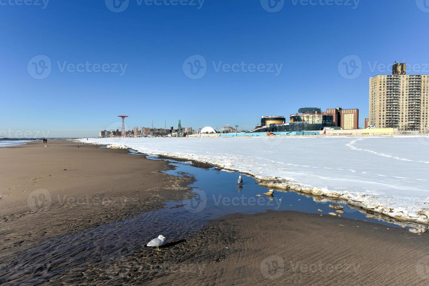 Coney Island Beach en Brooklyn, Nueva York, después de una gran tormenta de nieve. foto