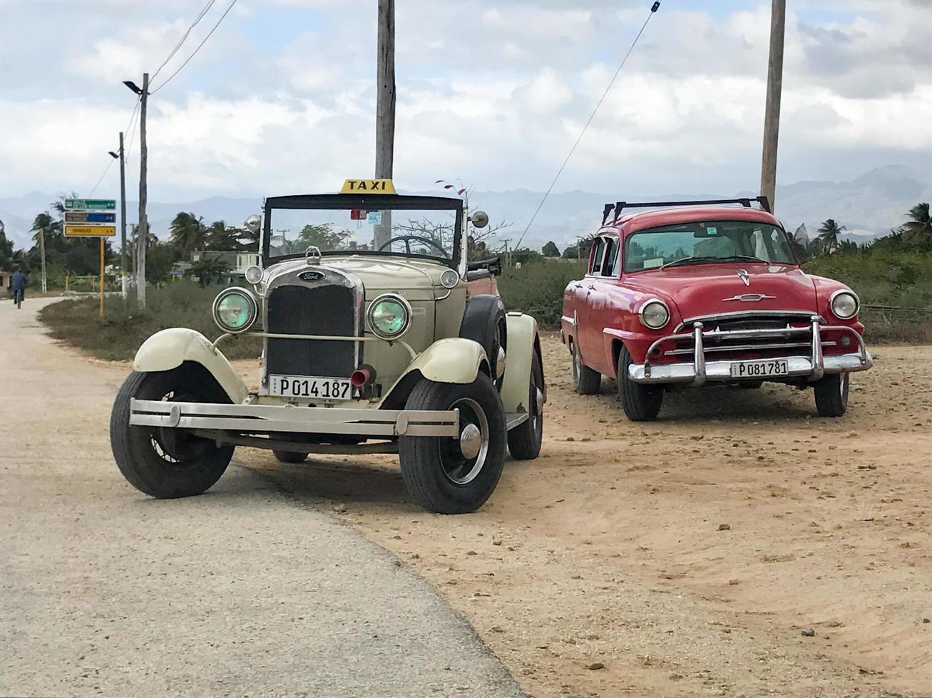 casilda, cuba - 12 de enero de 2017 - coches clásicos, funcionando como taxis en casilda, cuba. foto