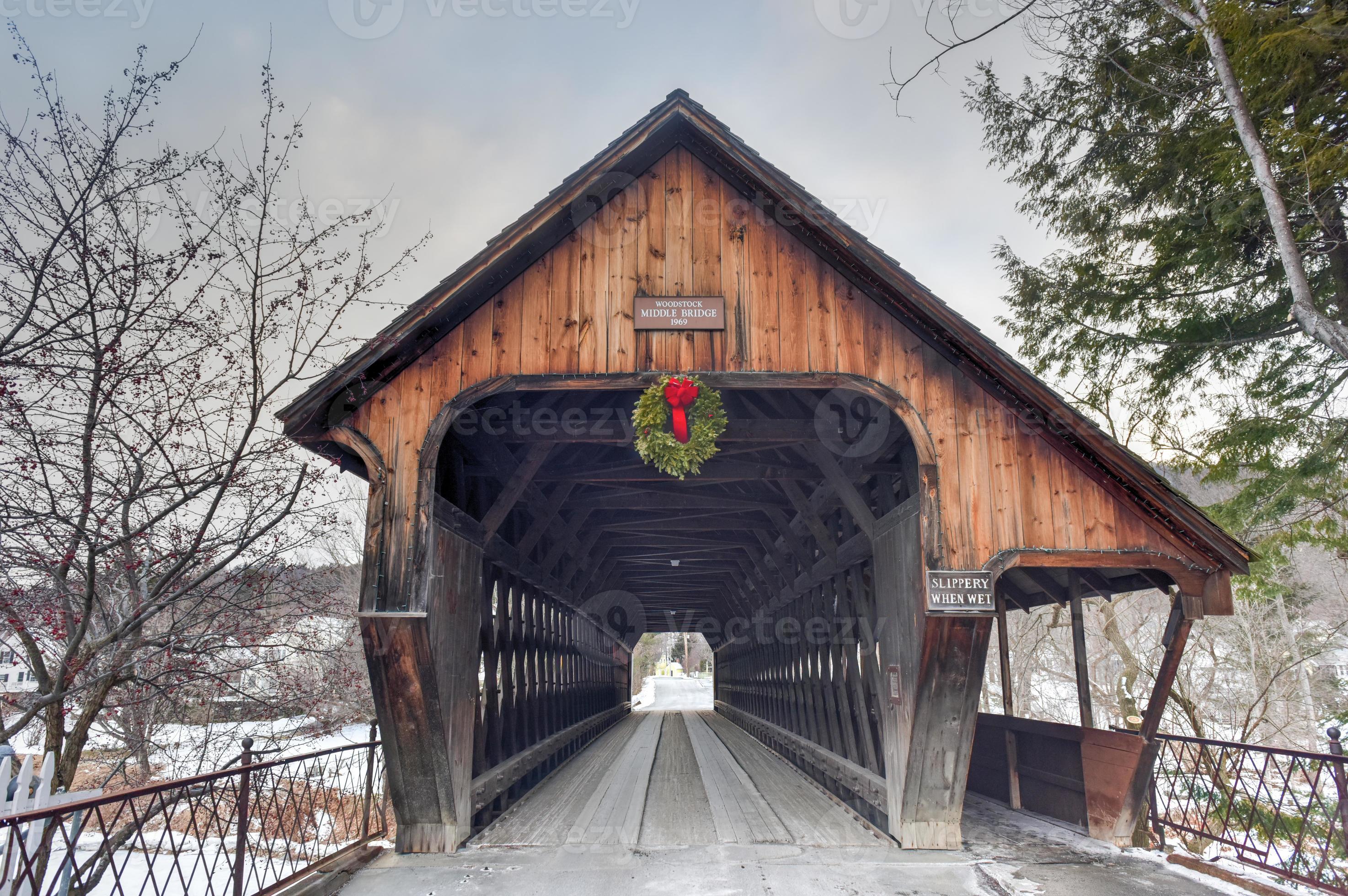 Middle Covered Bridge in Woodstock, Vermont. 16162299 Stock Photo at