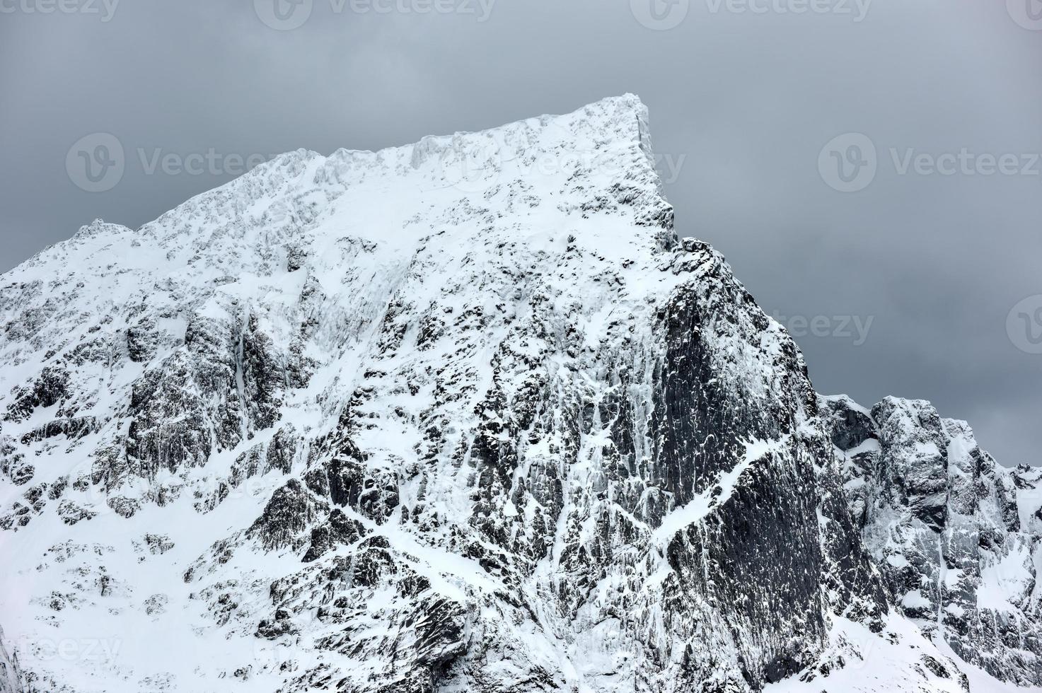 flakstadoya en las islas lofoten, noruega en invierno en un día nublado. foto