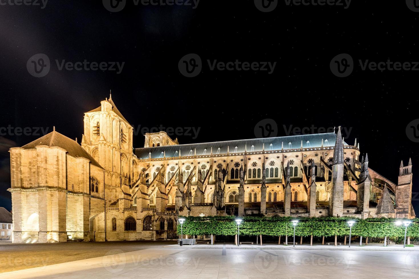 catedral de bourges, iglesia católica romana ubicada en bourges, francia por la noche. está dedicada a san esteban y es la sede del arzobispo de bourges. foto