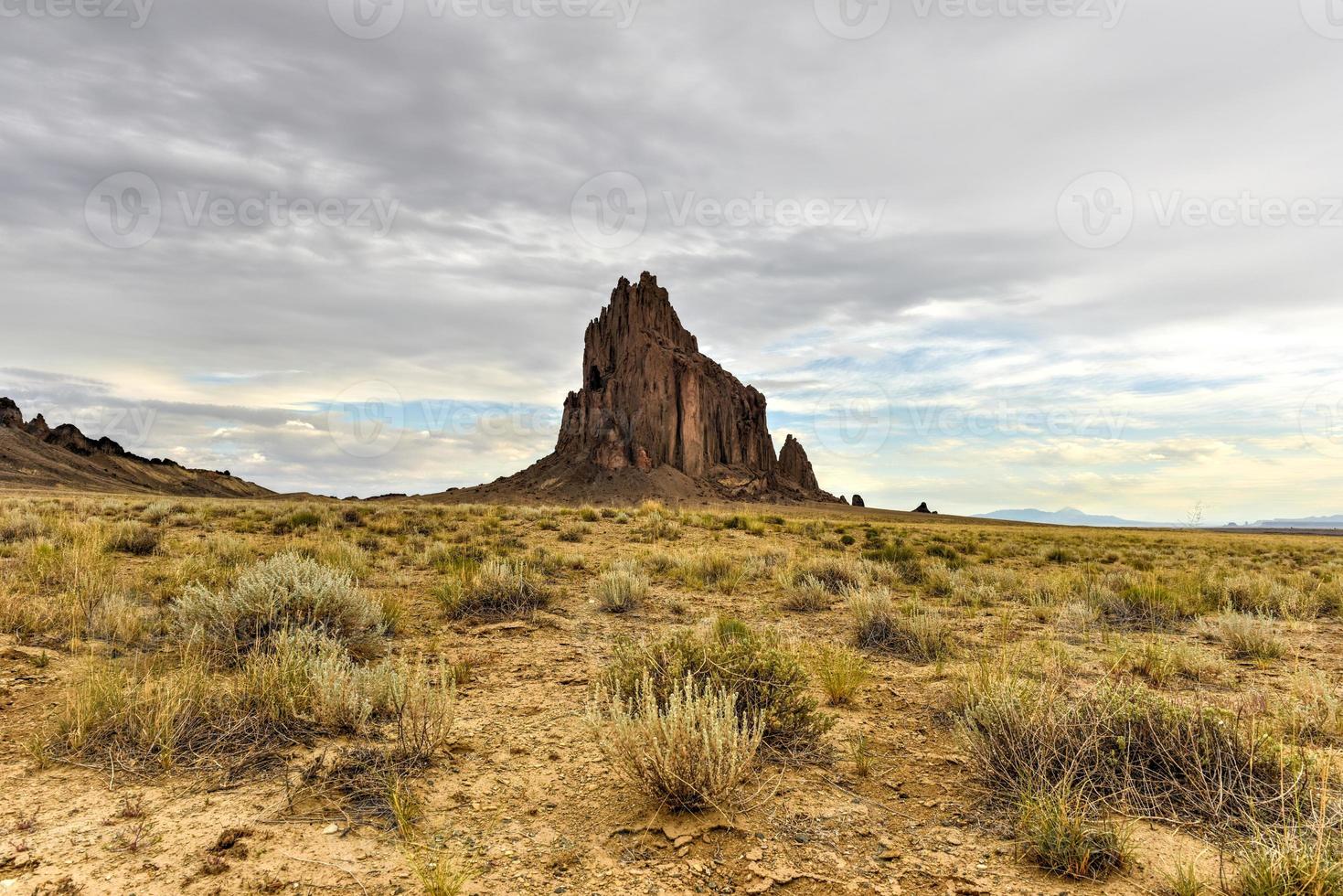 shiprock es un monadnock que se eleva casi 1,583 pies sobre la planicie desértica alta de la nación navajo en el condado de san juan, nuevo méxico, estados unidos. foto