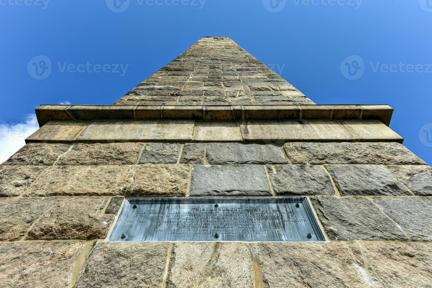 el monumento groton, también llamado monumento fort griswold, es un monumento de granito en groton, connecticut, dedicado a los defensores que cayeron durante la batalla de groton heights el 6 de septiembre de 1781. foto