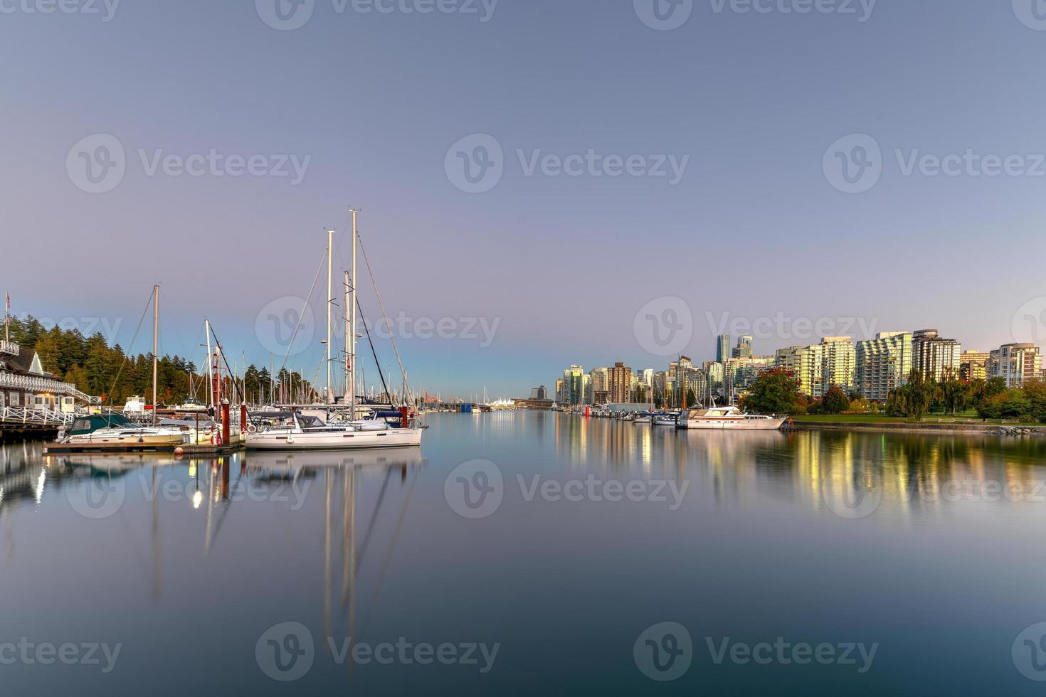 horizonte del centro de vancouver al atardecer desde stanley park, canadá. foto