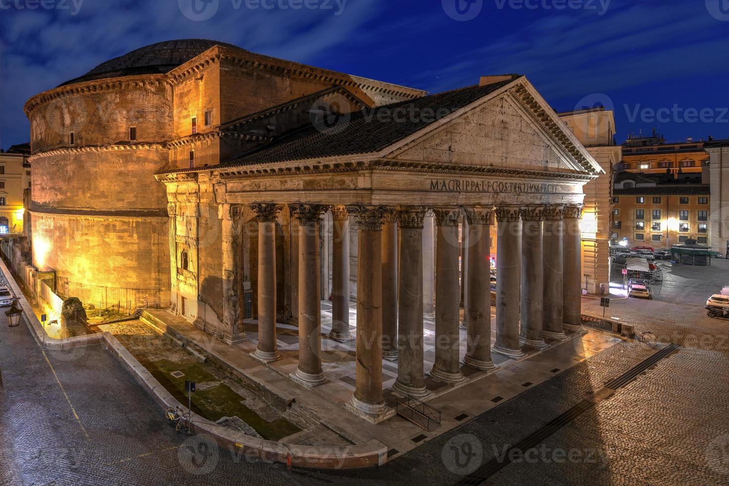 vista aérea de la antigua iglesia del panteón al amanecer en roma, italia. foto